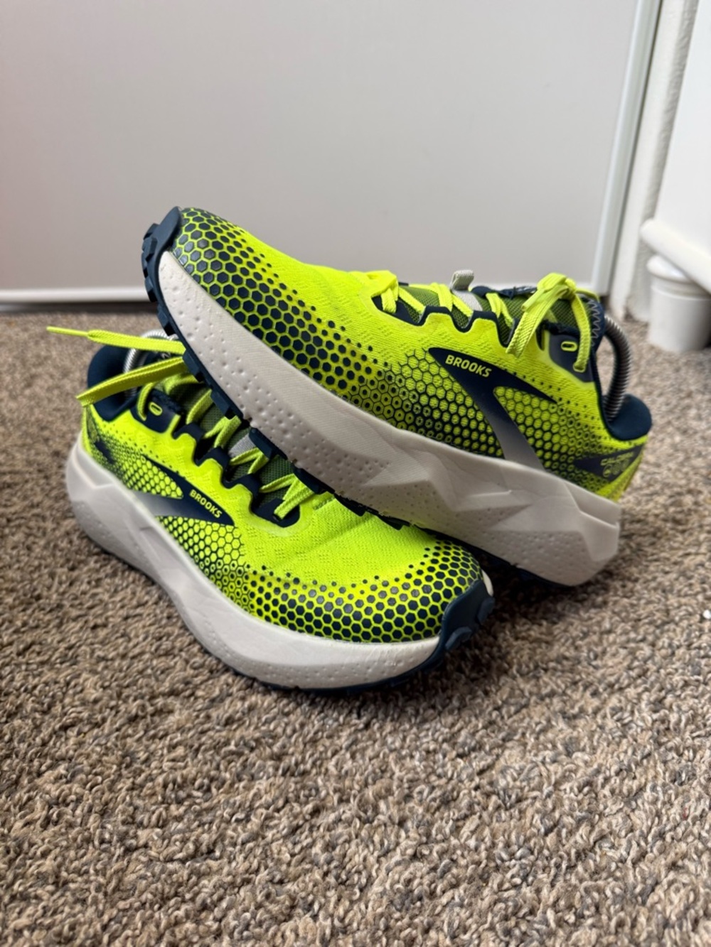 Brooks caldera 6 Neon Lime and Navy Performance Running Shoes - Picture 2 of 9